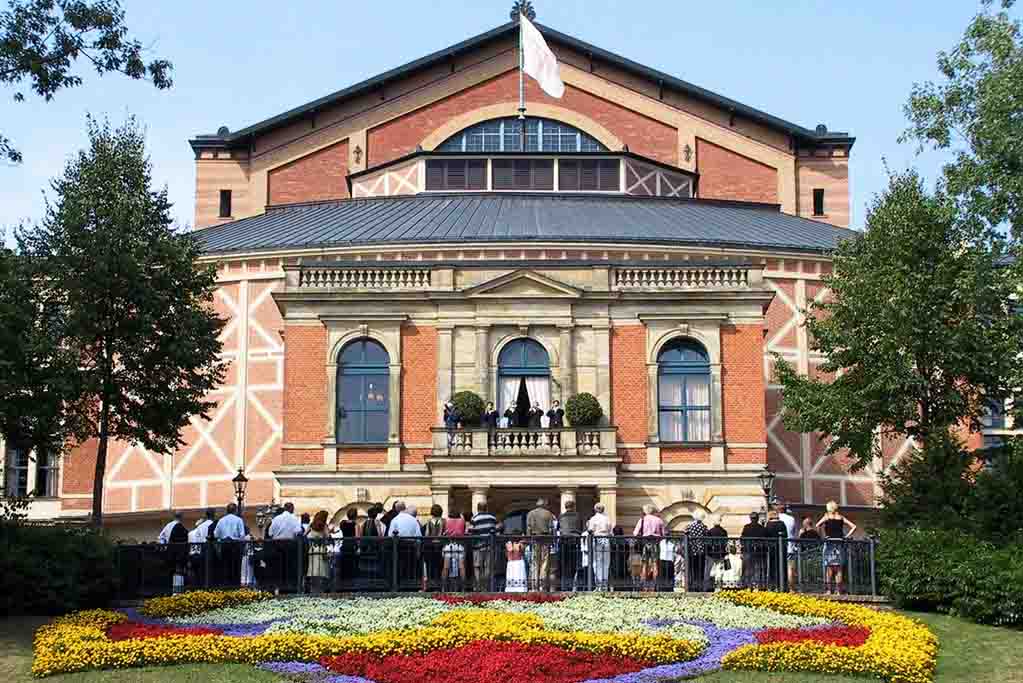Deconstruction and the Modern Bayreuth Festival